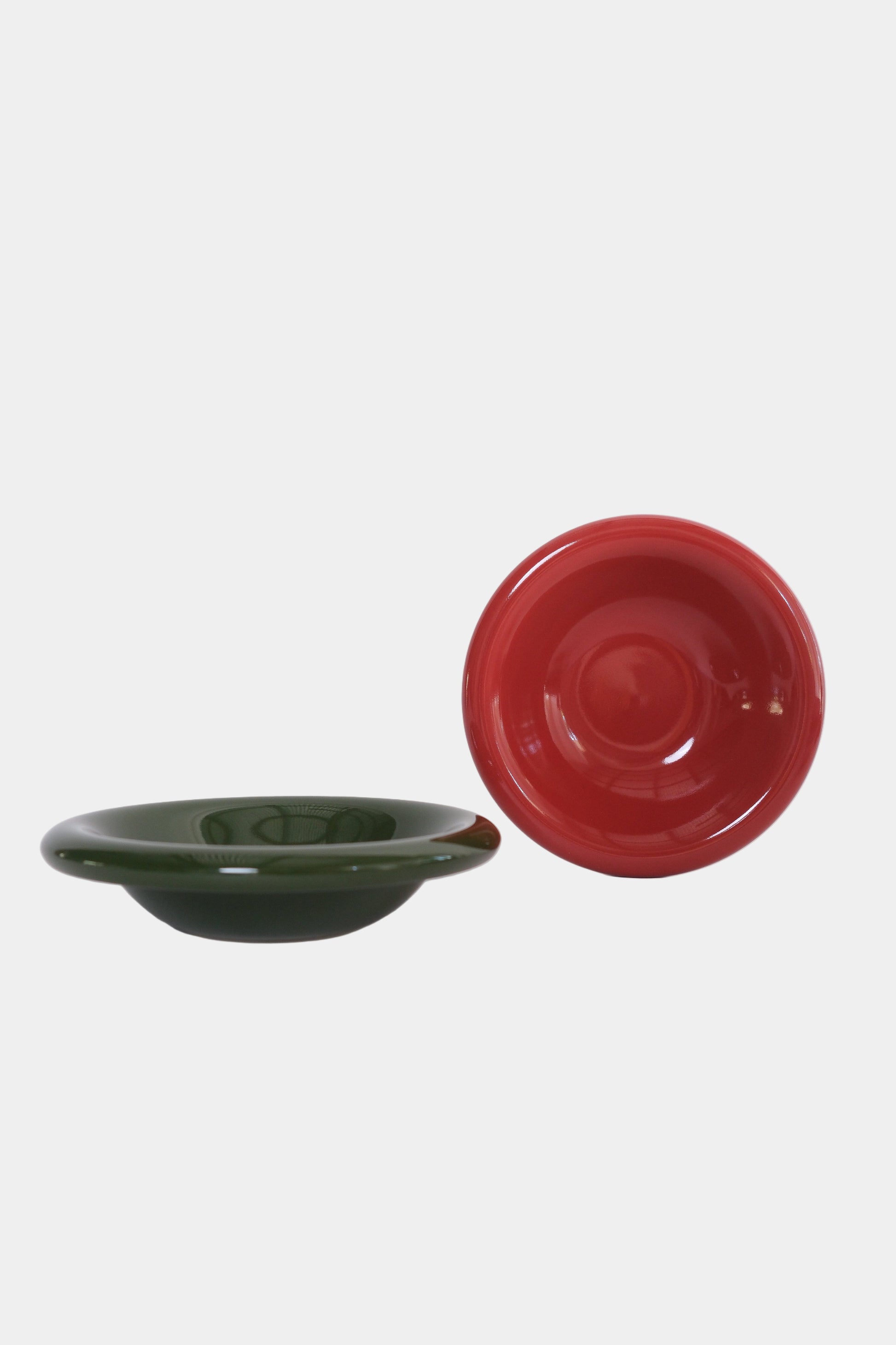 softedge side bowls in tomato and cavalo nero on a white background