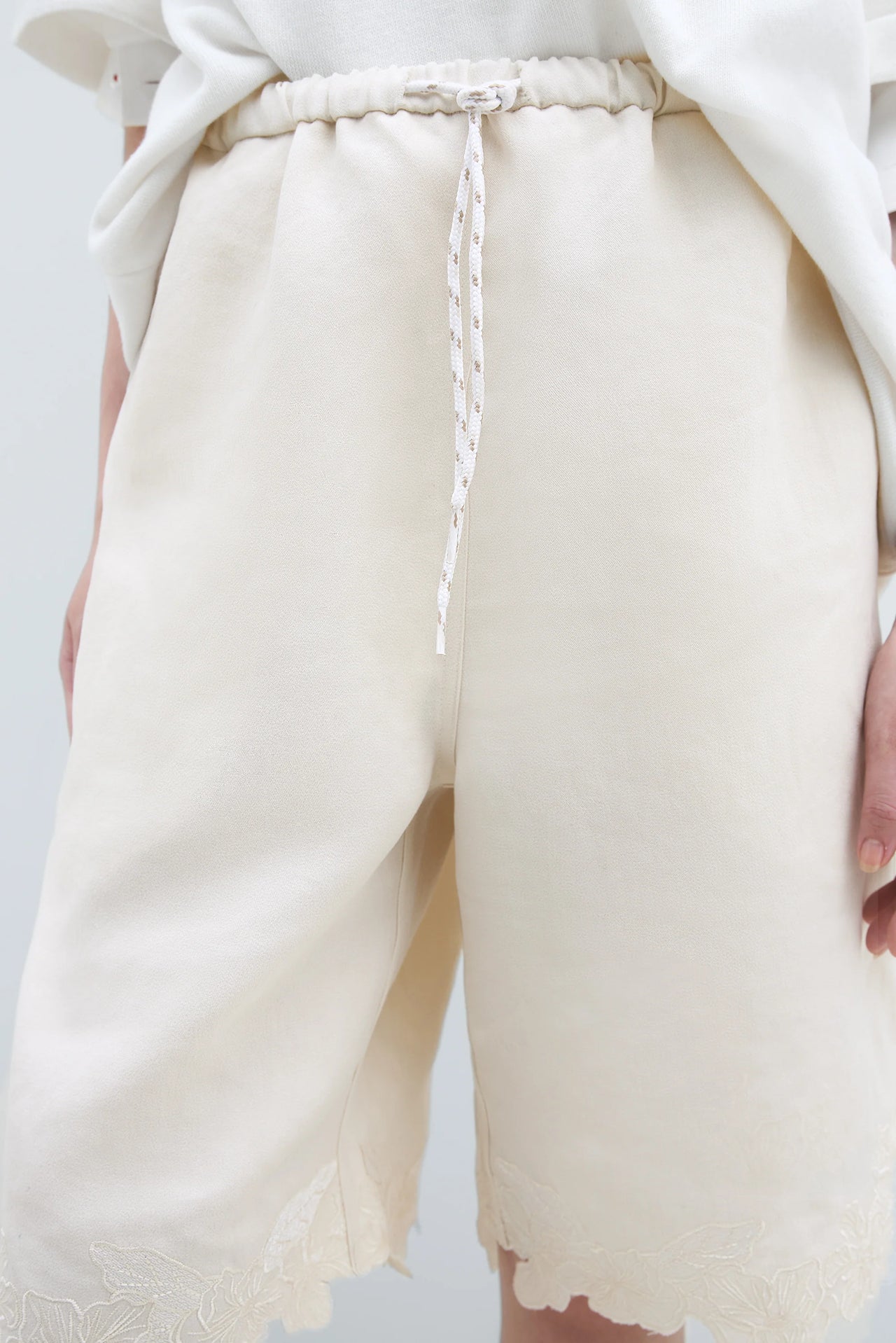 EMBROIDERED BERMUDA GARDENIA