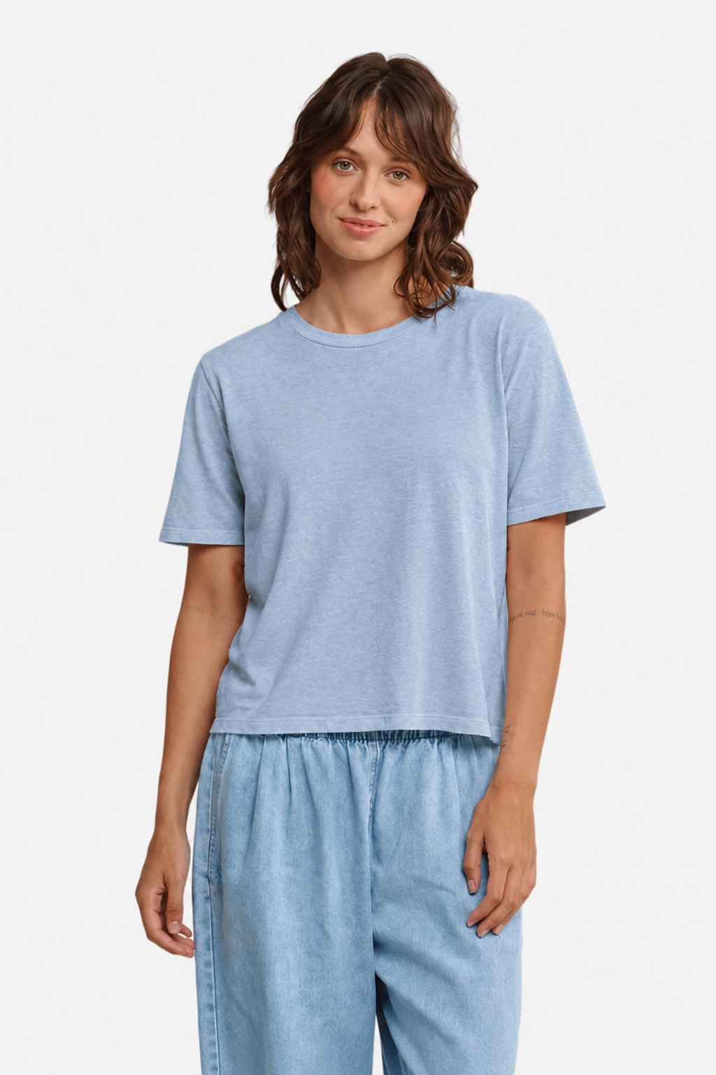 A model wearing Jungmaven silverlake tee in Rain Washed, viewed from the front - East Coast general