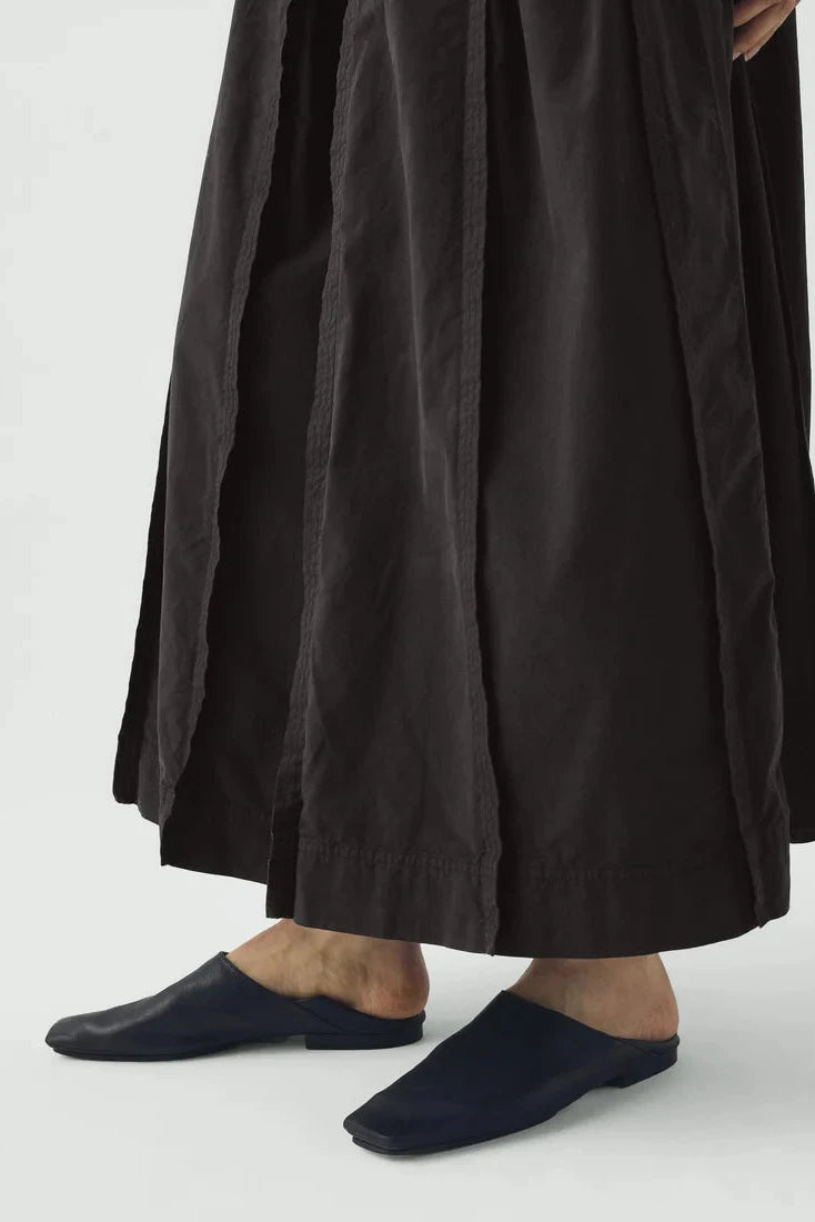 Close up of hem and deep box pleat construction on TOAST Slate poplin skirt